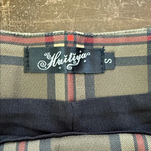 Stylish Mini Skirt in Black and Cream - Picture 2 of 9